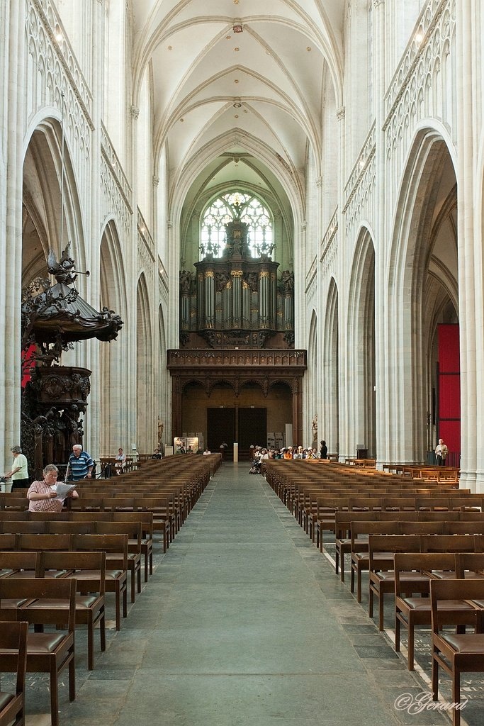 20120524_0093 1.jpg - Interieur met preekstoel en orgel.